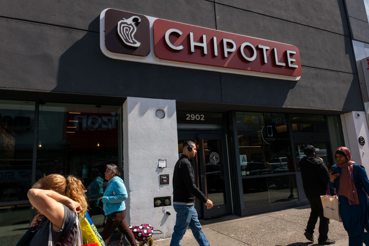 Chipotle expects modestly higher sales this year as drive-thru ‘Chipotlanes’ come to more stores — Austin Dining news